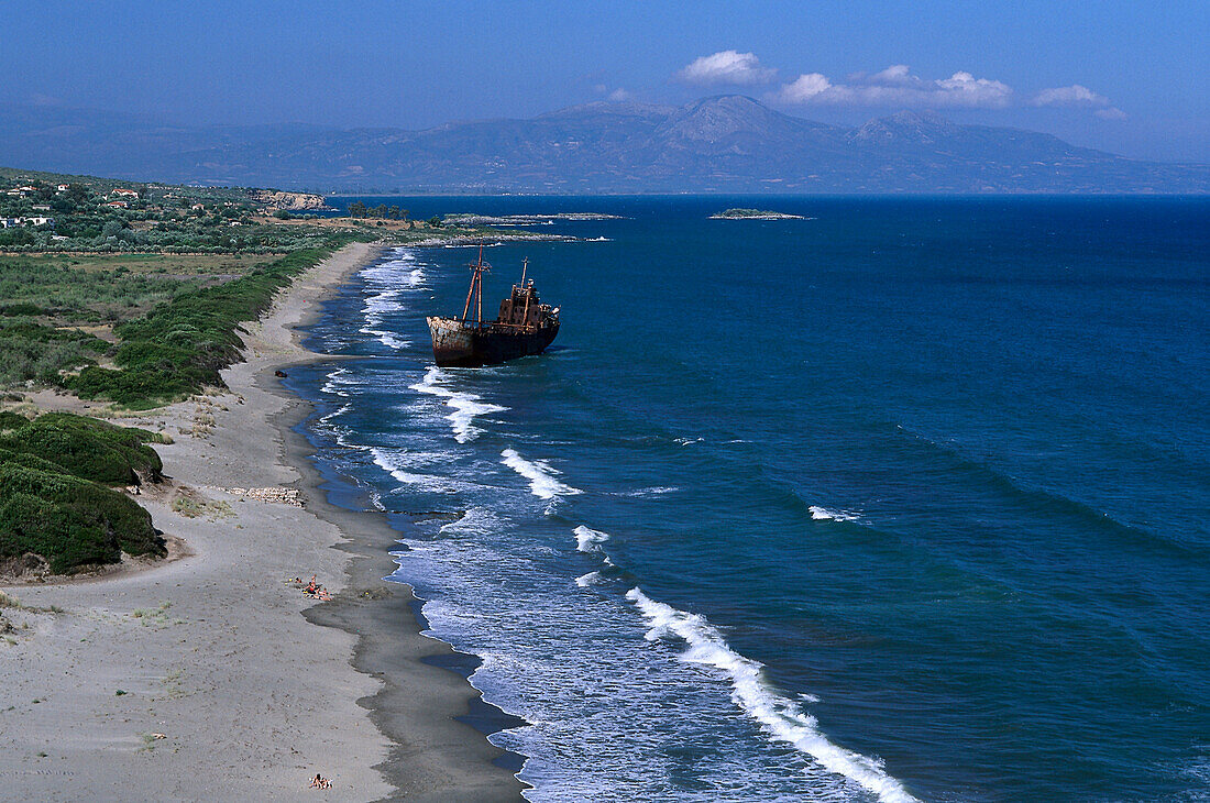 Strand mit Schiffswrack in der Nähe von Gythio, Peloponnes, Griechenland