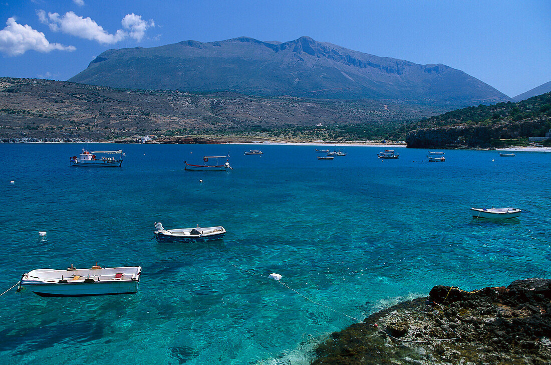 Boote und Fischerboote in der Bucht, in der Nähe von Dirou, Halbinsel Mani, Peloponnes, Griechenland