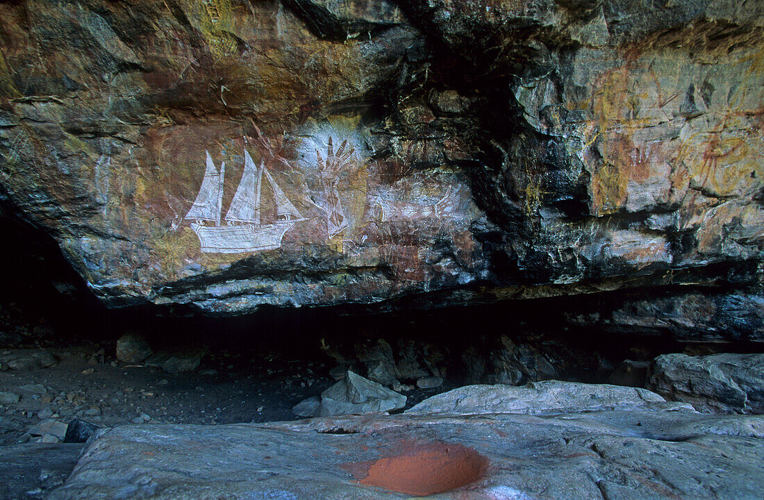 Rock paintings, Aboriginal art, period of early contas´cts with Europeans, Davidson Safaris, Aboriginal rock art galleries, Davidson Arnhemland Safaris, Northern Territory, Australia