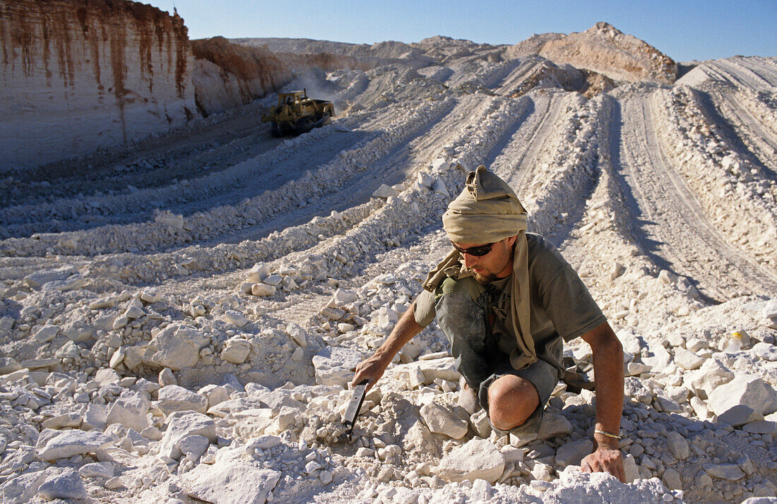 Ein Besucher sucht Opale, Opalabbaugebiet, Land der Aborigine, Opalsiedlung, 35 kilometer von Marla an der Stuart Highway, Outback, Südaustralien, Australien