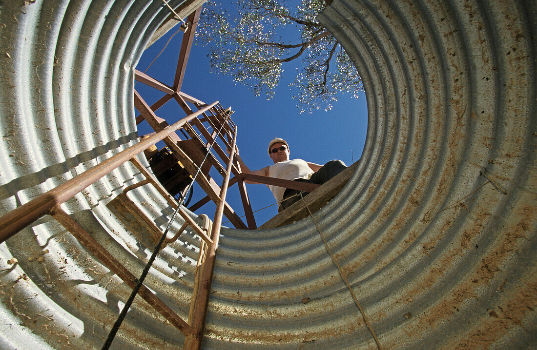 Entrance to mine shaft, Lightning Ridge, Australien, NSW, Underground mine of the family Bevan in Lightning Ridge, an opal mining township, The town known as The Ridge is near the Queensland border Eingang zum unterirdische Mine der Familie Bevan in der O