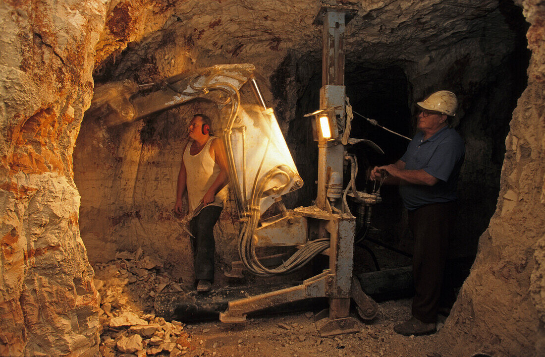 Luftdruckhammer in untererdische Mine der Familie Bevan in der Opalgräberort Lightning Ridge, Opalsiedlung, Bergbaustadt in der nähe von Queensland, New South Wales, Australien