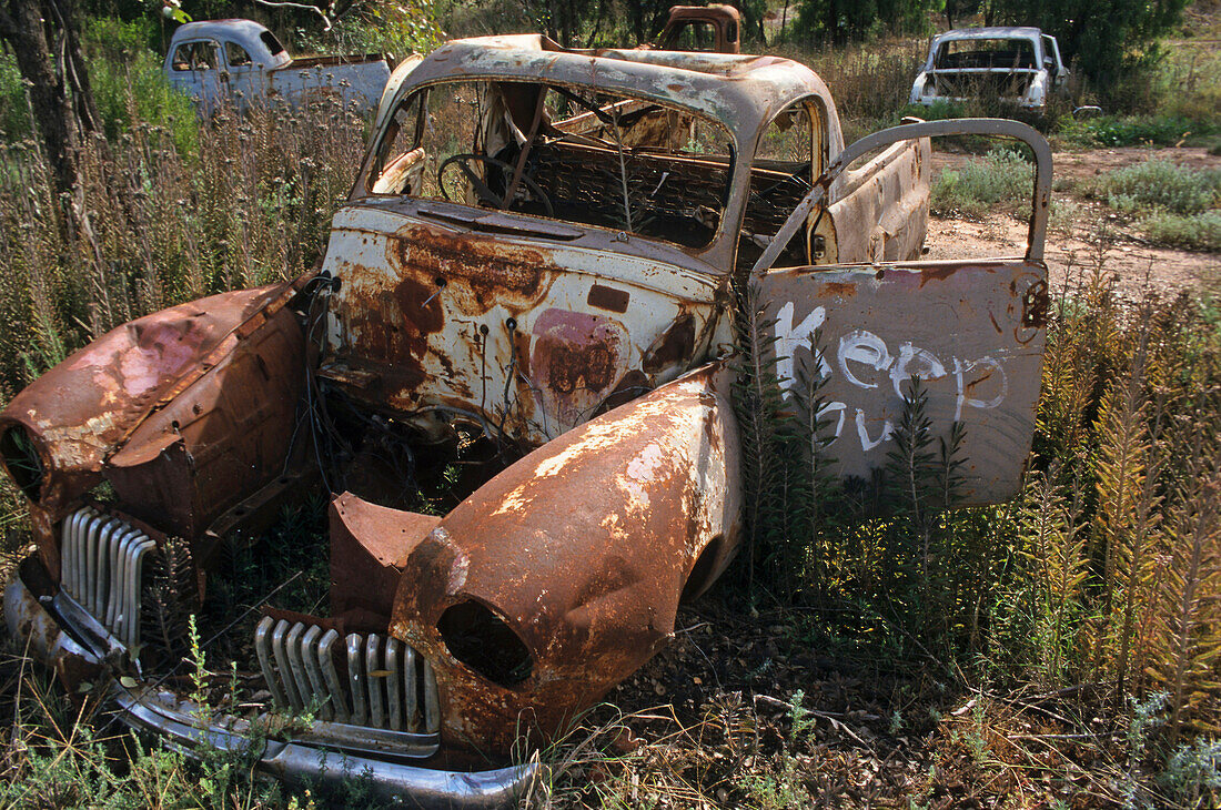 Rusty car wreck, Lightning Ridge, Australien, NSW, Car wrecks are everywhere in The Ridge near the Queensland border. Locals live an alternative bush lifestyle. Autowrack.