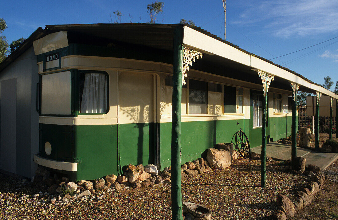 Tram-O-Tel, opal town, Lightning Ridge, Australien, NSW, The town known as The Ridge is near the Queensland border Alternative accommodation in a converted Sydney tram in opal town Lightning Ridge