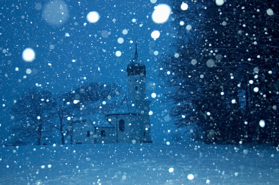 Hubkapelle im Schneefall, Penzberg, Oberbayern, Bayern, Deutschland