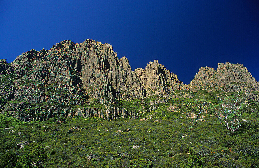 Blue sky at Cradle Mountain, Australia, Tasmania, Cradle Mountain National Park, jagged dolomite peaks of Cradle Mountain in sunshine and blue sky