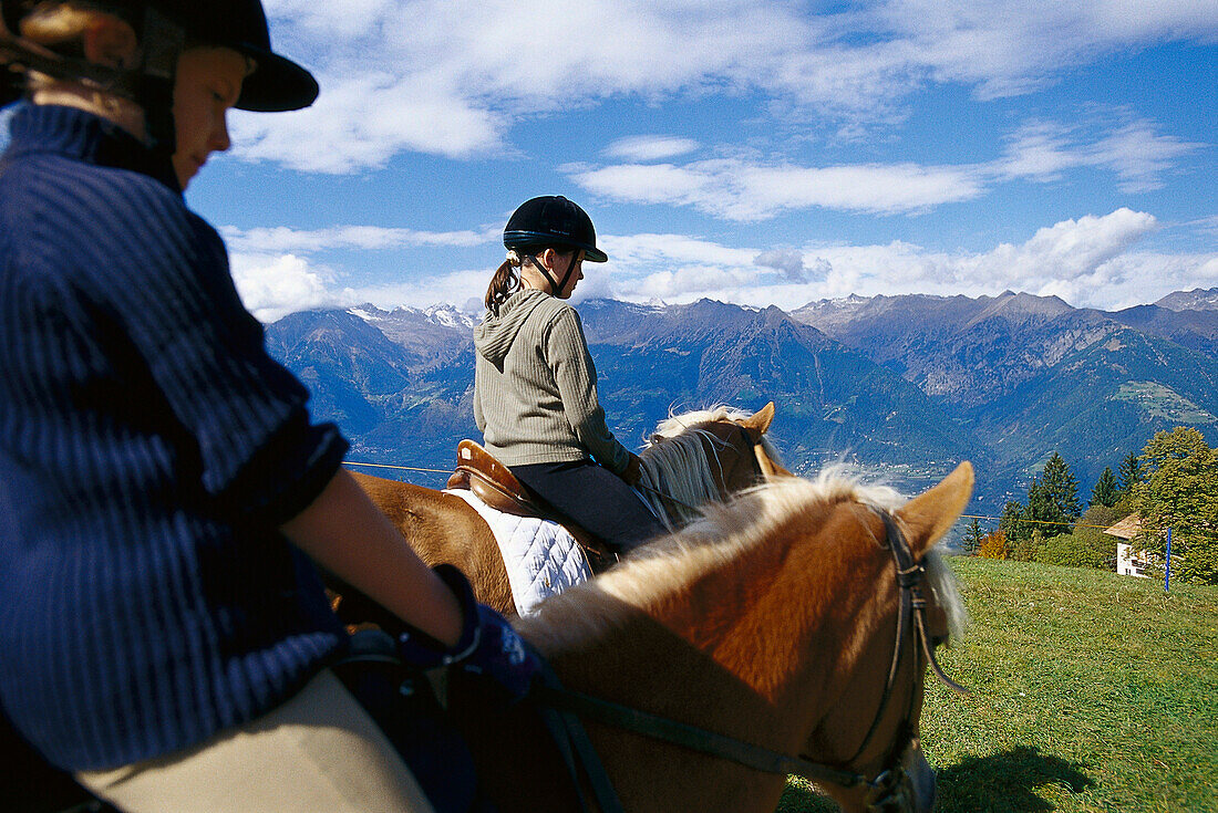 Zwei Mädchen reiten auf Haflinger Pferden, Südtirol, Italien, Europa