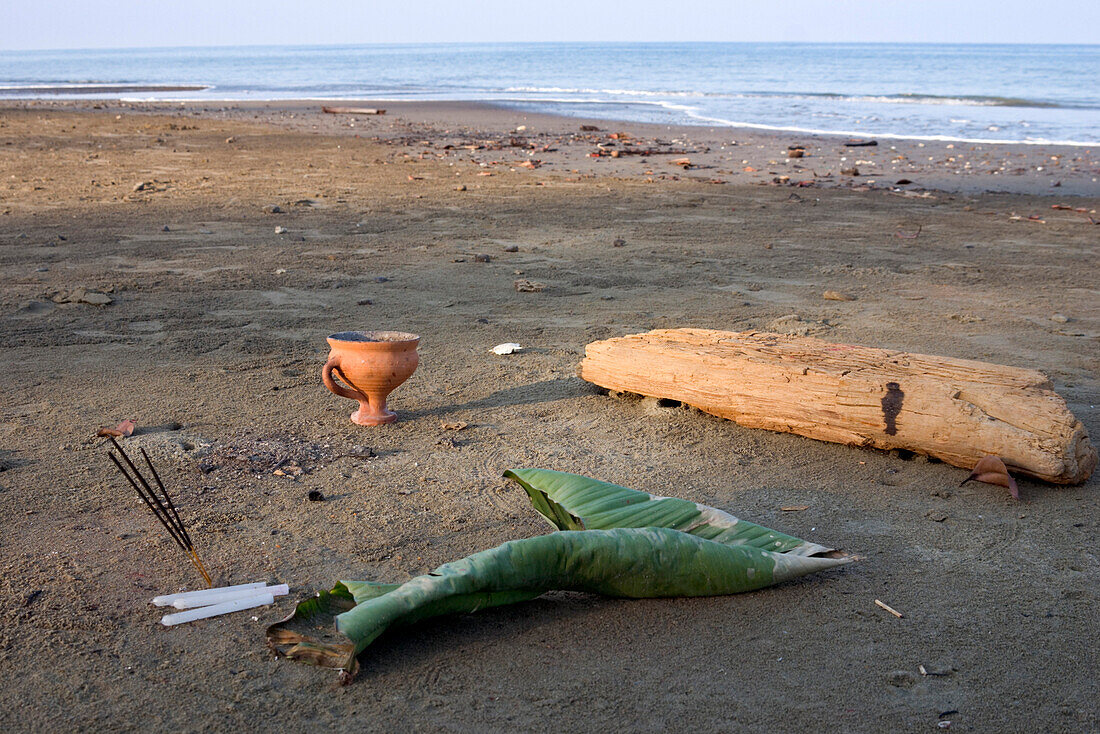 Praying place on the beach, Cuthbert Bay, Andaman, Gebetsplatz am Strand von Cuthbert Bay, Andamanen, Indien praying place on the beach, Andaman Islands, India