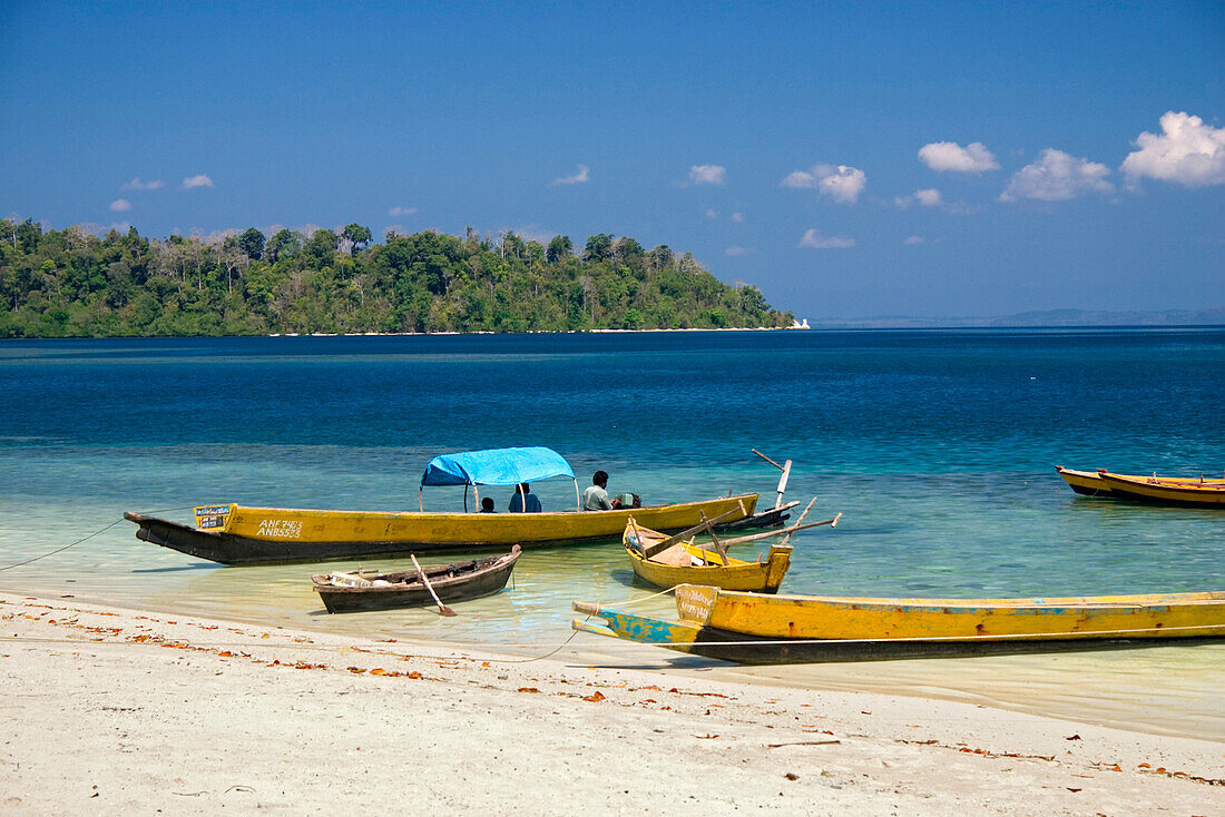 Fischerboote am Strand, Havelock Island, Andamanen, Indien
