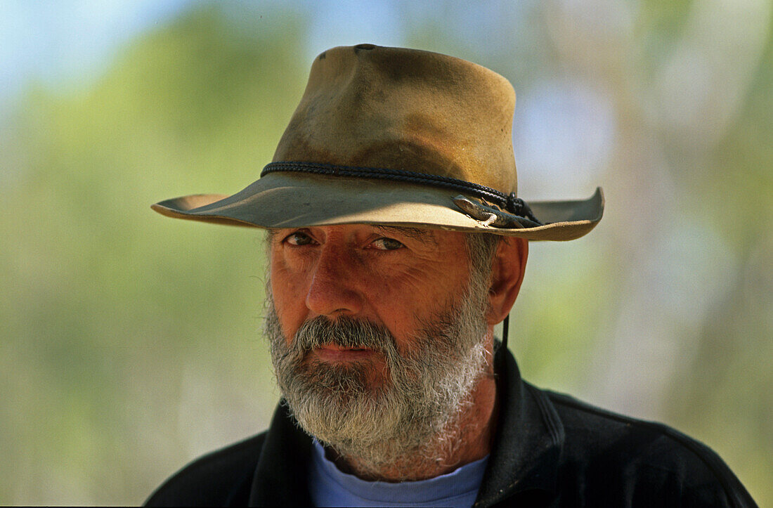 Portrait of Alan in bush hat, Qld, Australien, Queensland, Gulf Country, portrait of Alan, river guide at Kingfisher Camp.