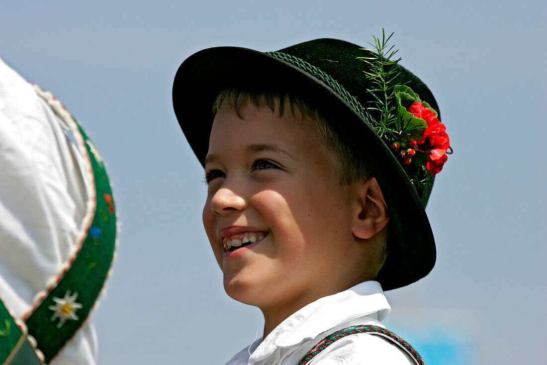 Boy in traditional costume, Bub in Tracht, Erstes Bichler Ochsenrennen am 8.8.2004 in Bichl, Oberbayern, Deutschland First oxrace of Bichl, August 8th 2004, Upper Bavaria, Germany