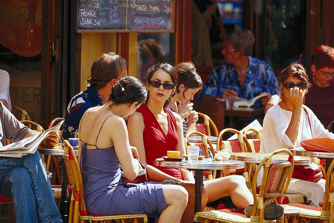 Menschen in einem Strassencafe, Saint Germain, Paris, Frankreich, Europa