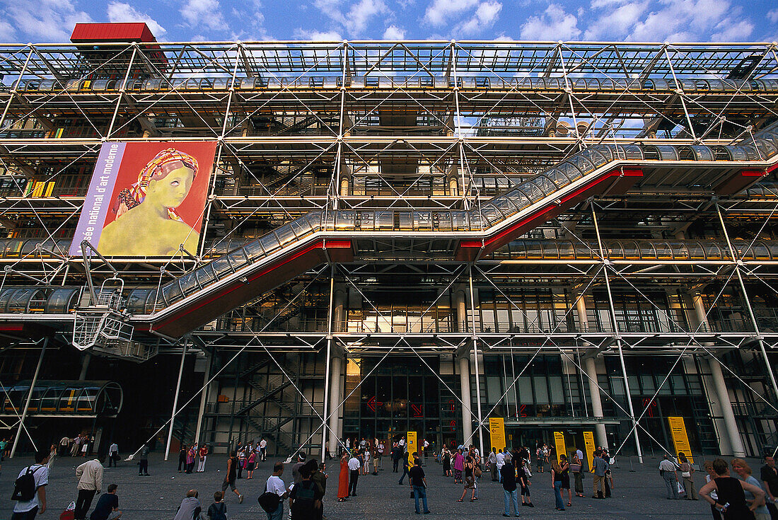 Touristen vor dem Centre Pompidou, Paris, Frankreich