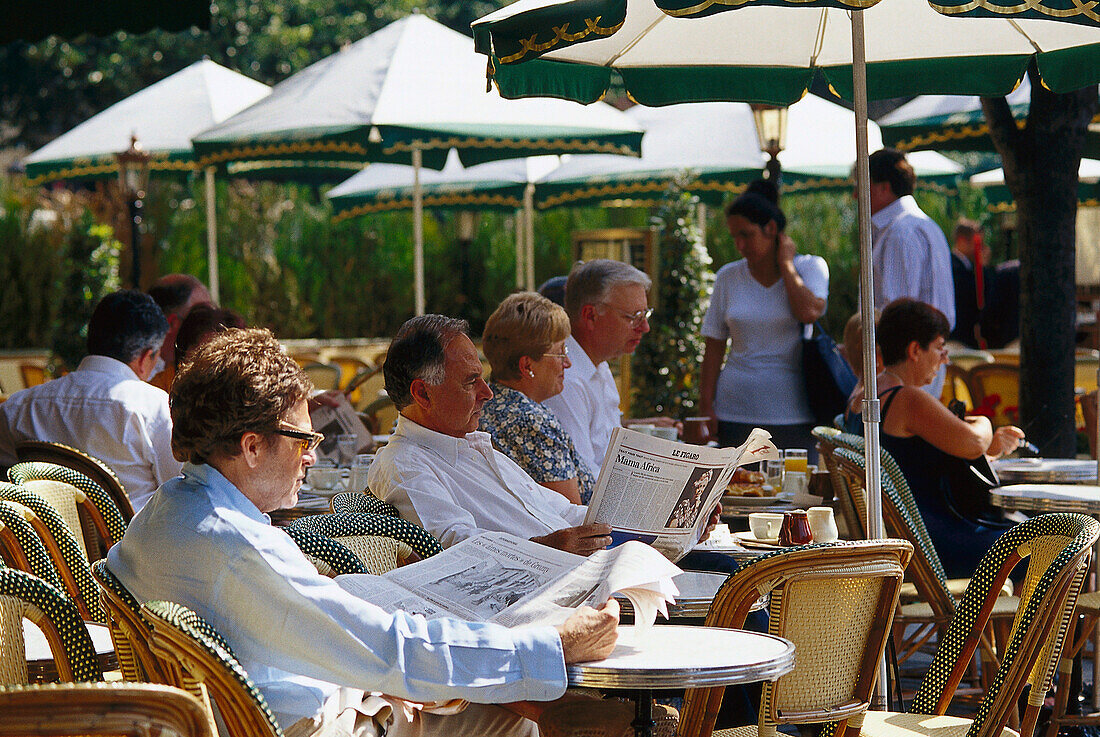 Cafe Les Deux Magots, Saint Germain Paris, France