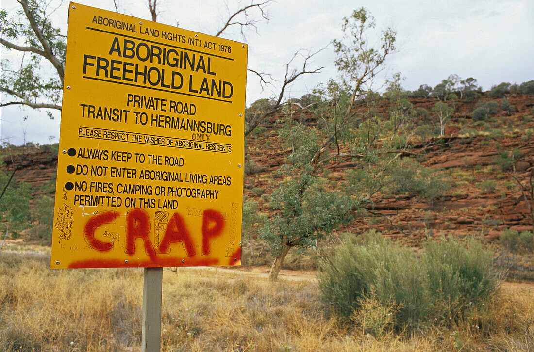 Aboriginal Land Rights Sign on transit road, Australien, Northern Territory, road to Hermannsburg through Aboriginal Land