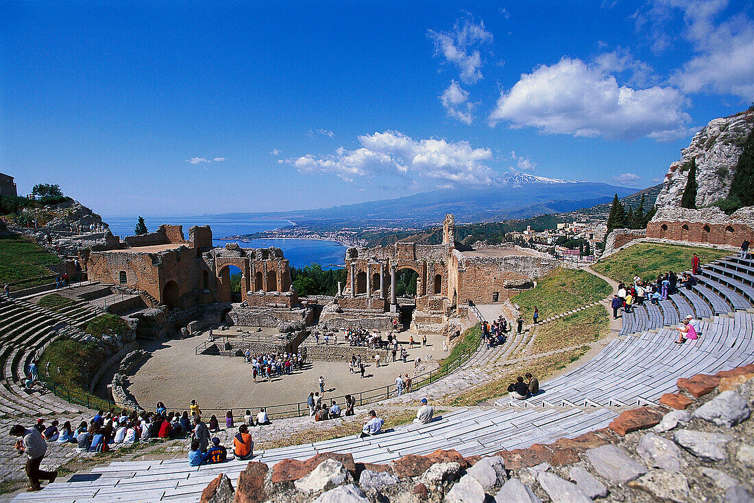 Touristen im Theatro Greco unter blauem Himmel, Taormina, Sizilien, Italien, Europa