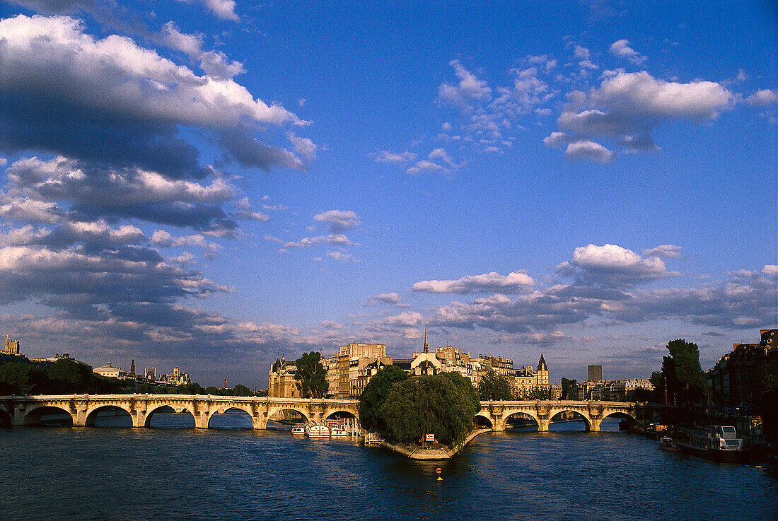 Blick auf Brücke der Seine, Paris, Frankreich