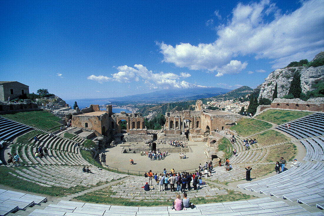 Touristen im Theatro Greco unter blauem Himmel, Taormina, Sizilien, Italien, Europa