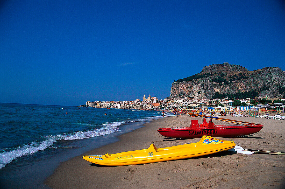Boote am Strand unter blauem Himmel, Cefalu, Sizilien, Italien, Europa