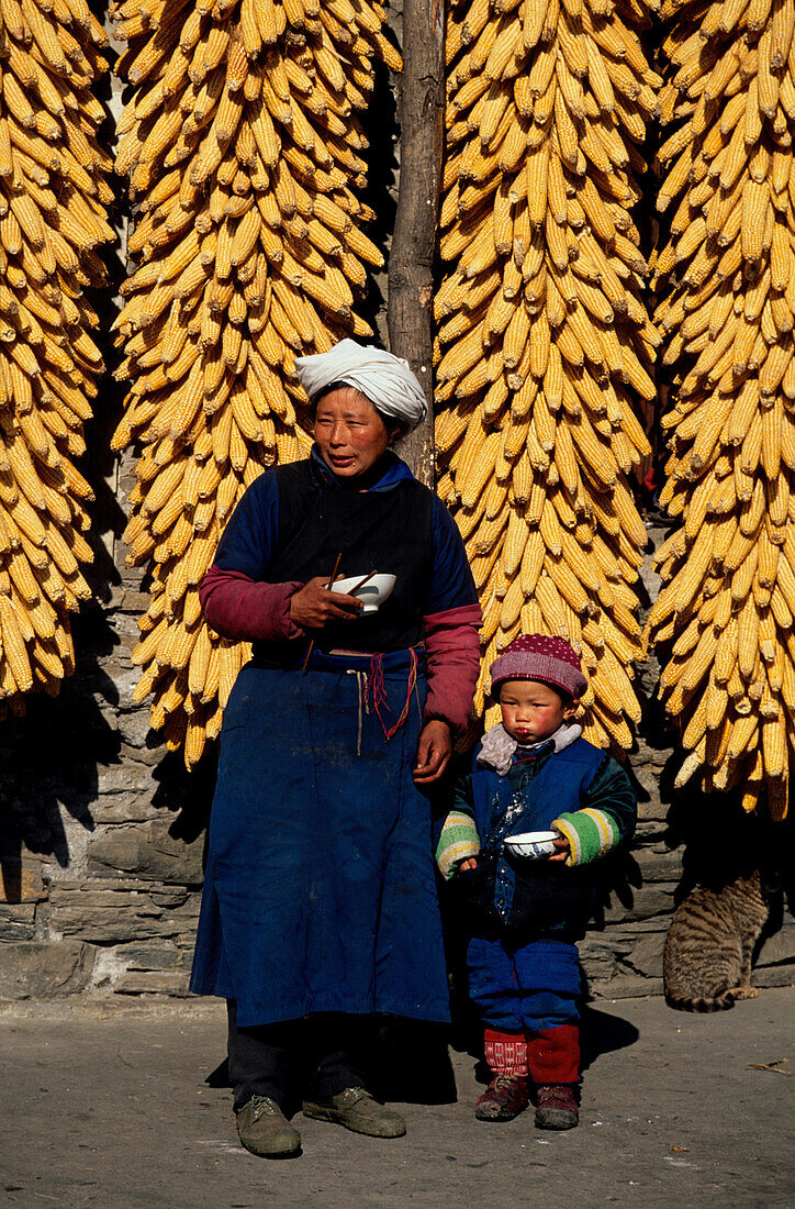 Baeuerin mit Kind, Wolong Tal Himalaya, China