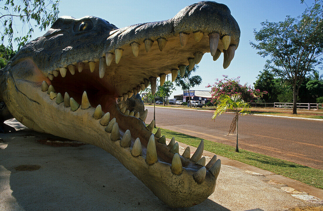 Crocodile replica in Normanton, Matilda Hwy, Australien, Statue of a 8.6 metre saltwater crocodile, once caught in Normanton Nachbildung eines 8, 6 Meter-langen Krokodils