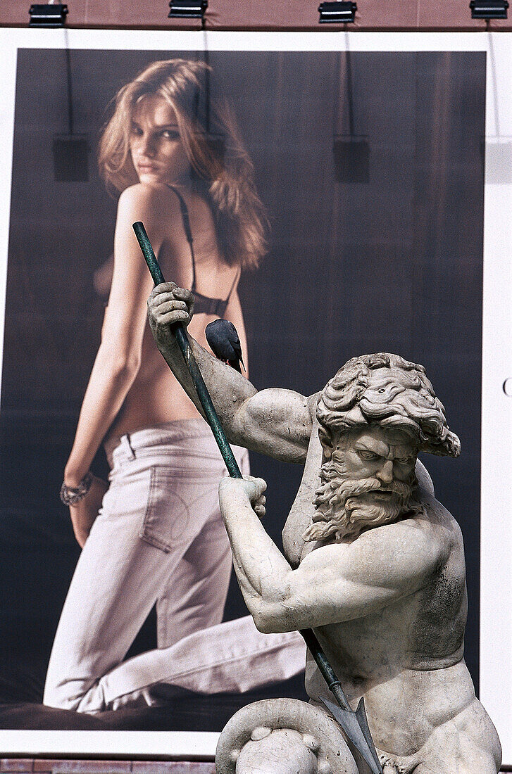 Statue und Werbeplakat an der Piazza Navona, Rom, Italien, Europa