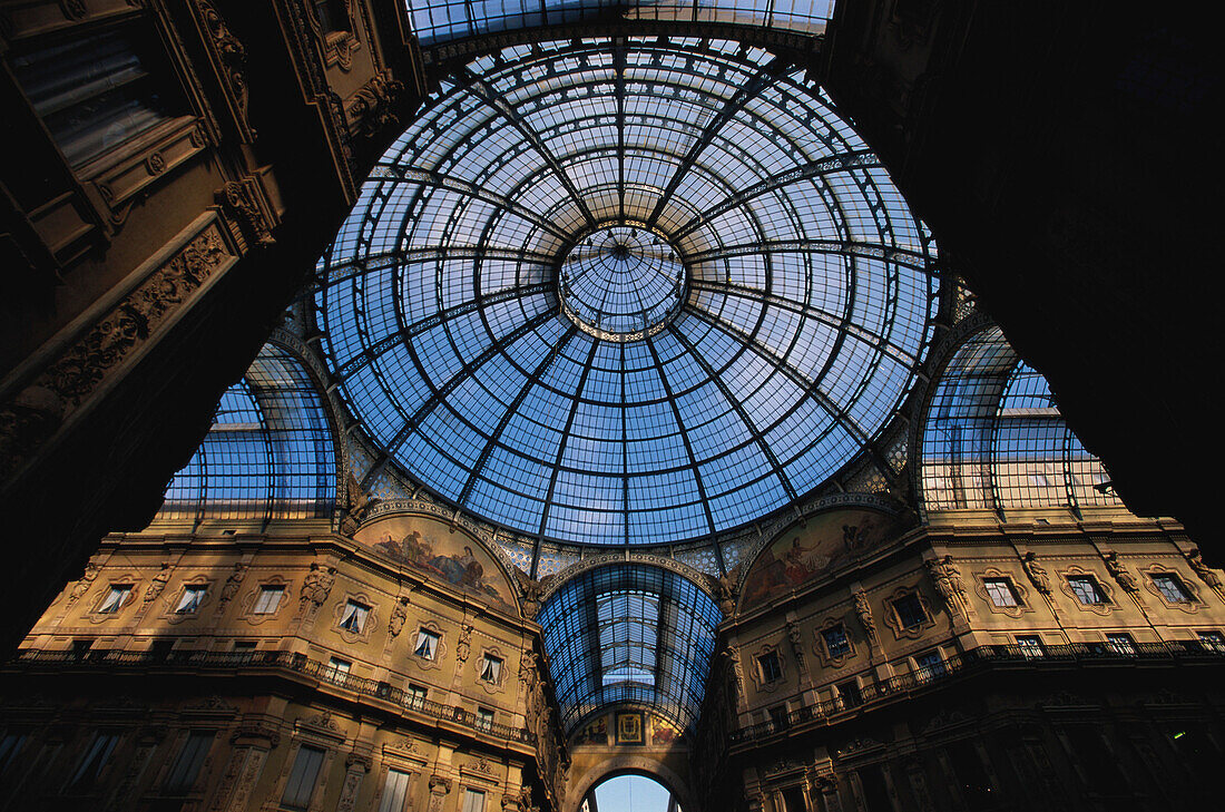 Ein Blick in den Himmel in der Galleria Vittorio Emanuelle II, Mailand, Lombardei, Italien