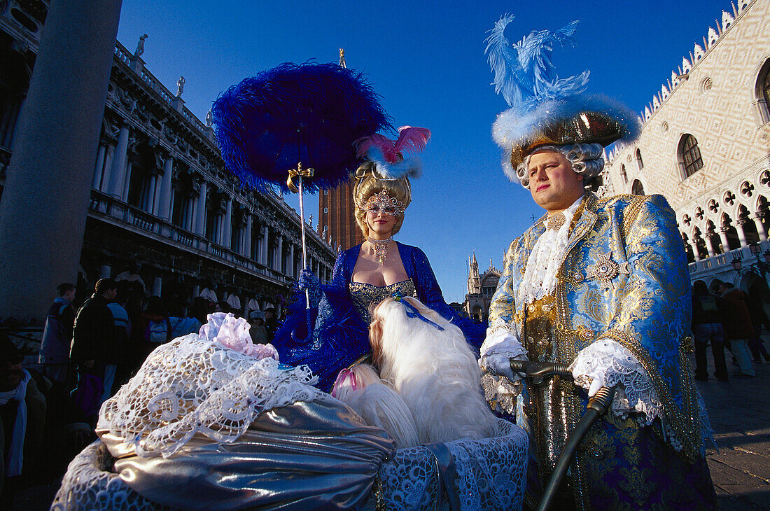 Paar mit barocken Kostümen, Karneval in Venedig, Italien