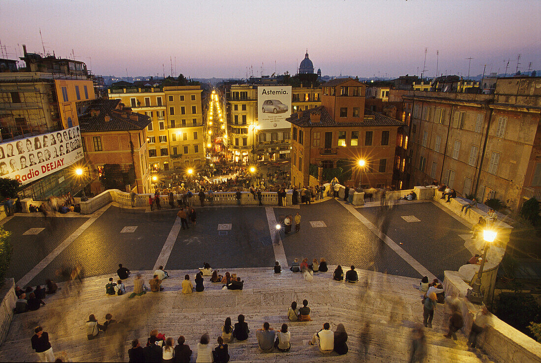 Touristen auf der spanischen Treppe in Rom, Latium, Italien