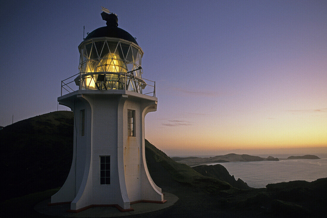Kap Reinga Leuchtturm bei Sonnenuntergang, Nordinsel, Neuseeland, Ozeanien