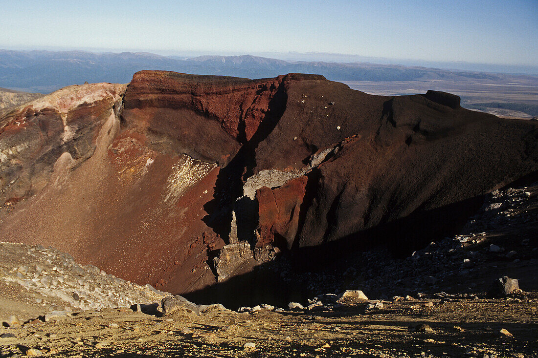 Blick auf roten Krater im Tongariro Nationalpark, Nordinsel, Neuseeland, Ozeanien