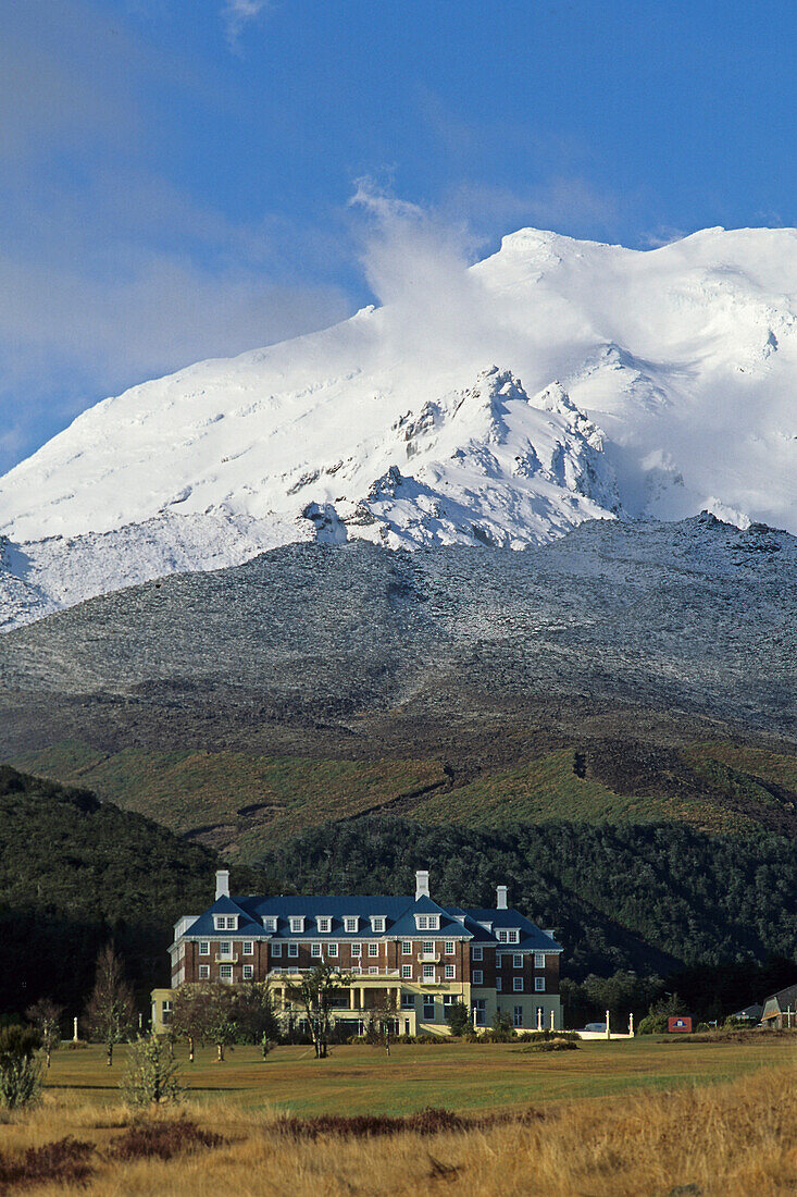 Blick auf das Hotel The Château unterhalb von Mount Ruapehu, Tongariro Nationalpark, Nordinsel, Neuseeland, Ozeanien