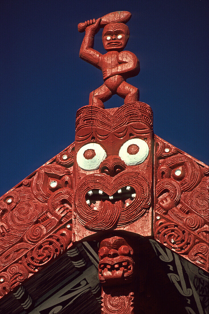 Carved Tekoteko figure in the sunlight, Rotorua, North Island, New Zealand, Oceania