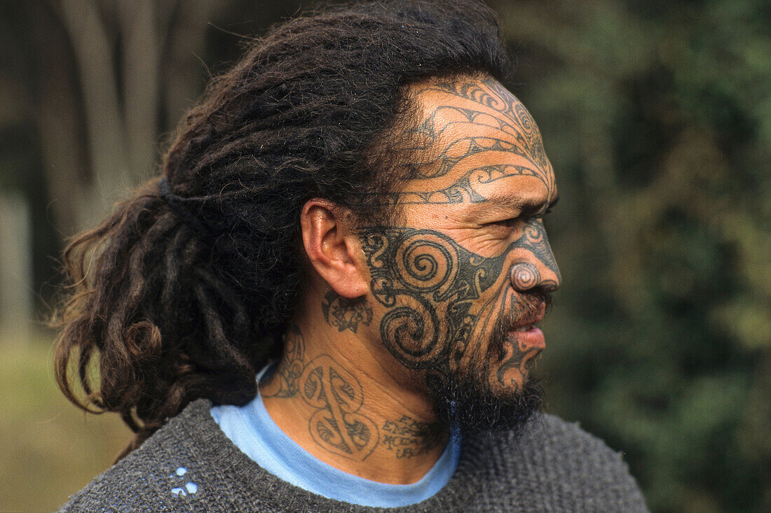 Portrait eines Maori Mannes mit Moko Gesichtstätowierung, Nordinsel, Neuseeland, Ozeanien