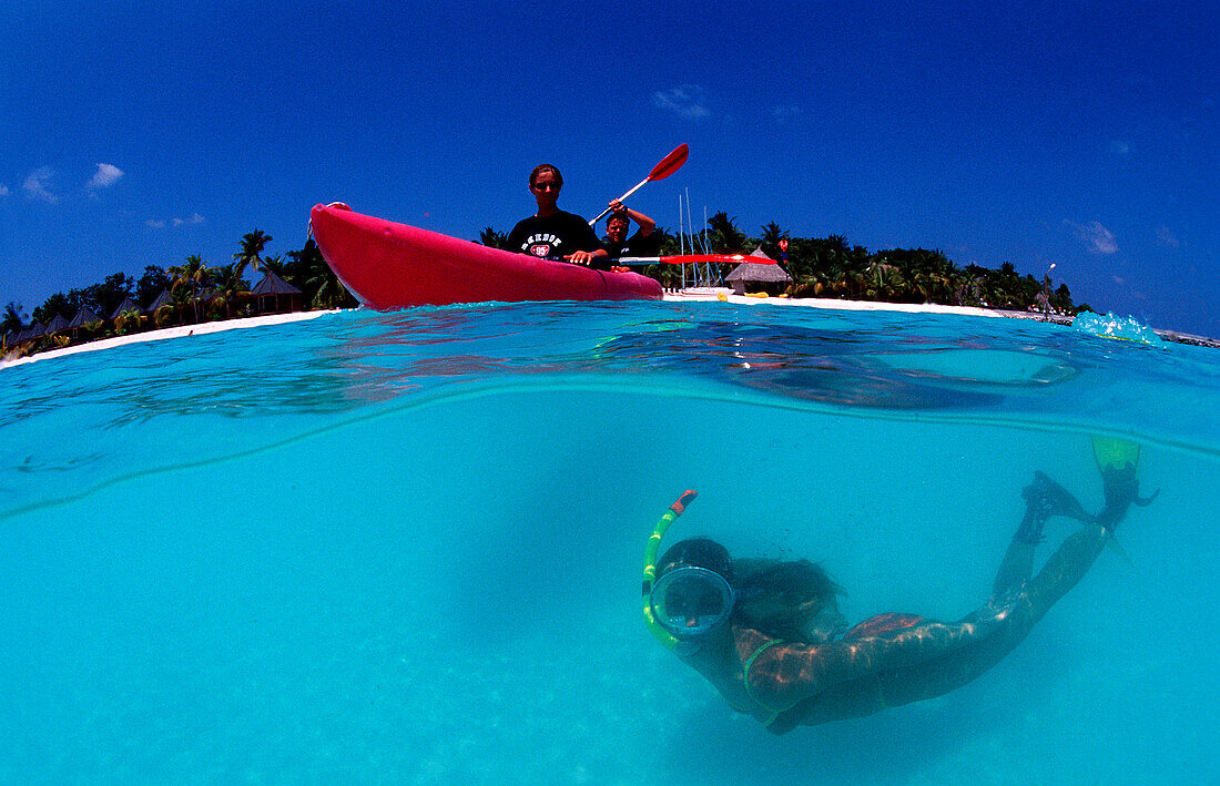 Schnorchelnde Frau vor Malediveninsel Kuredu, Snor, Snorkeling woman near maldives island Kuredu