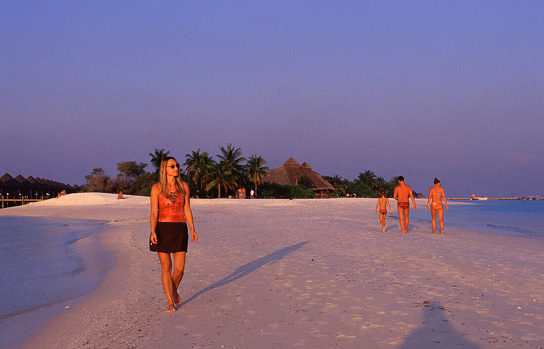 Touristen am Sandstrand, Tourists on the beach
