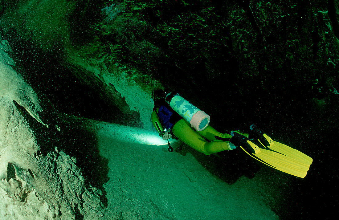 Taucher in Unterwassergrotte, Bahamas, Sueßwasser Hoehle, Blue hole