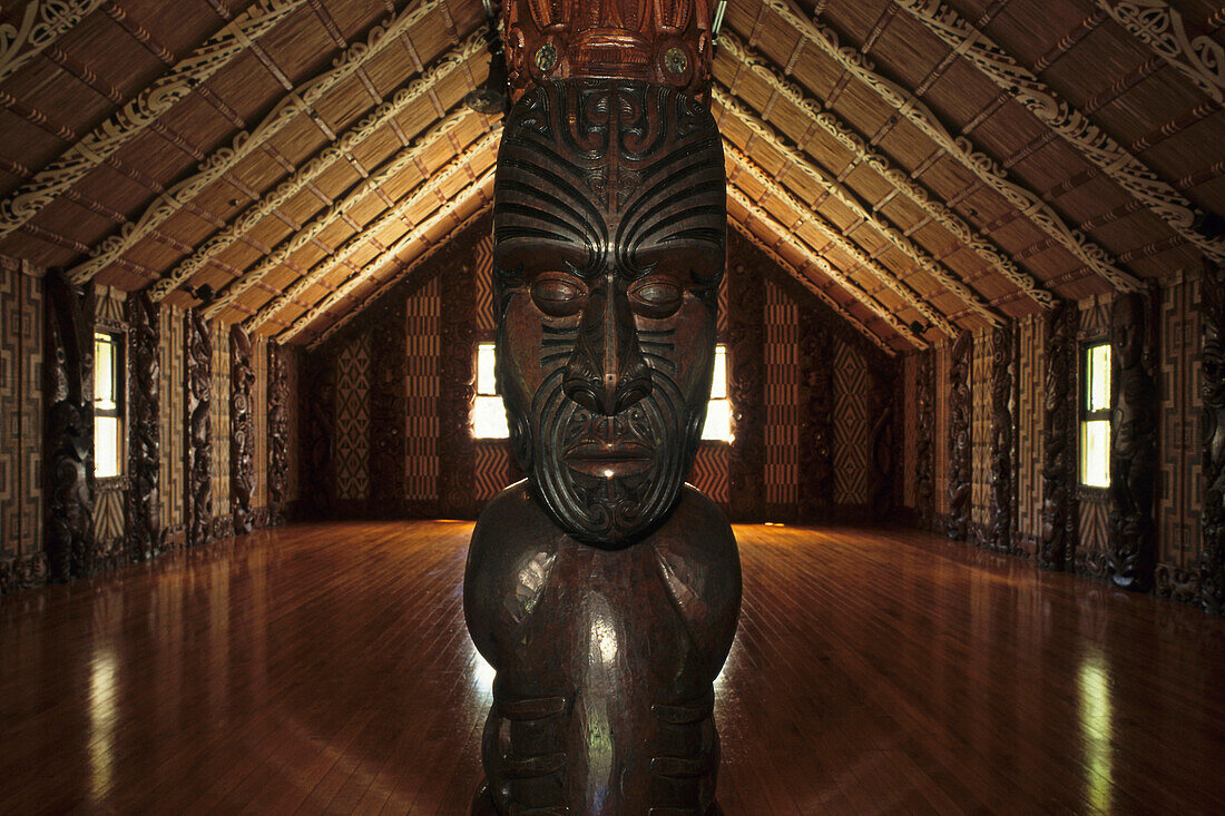 Geschnitzte Figur in offiziellem Maori Versammlungshaus, Whare runanga, Waitangi, Nordinsel, Neuseeland, Ozeanien