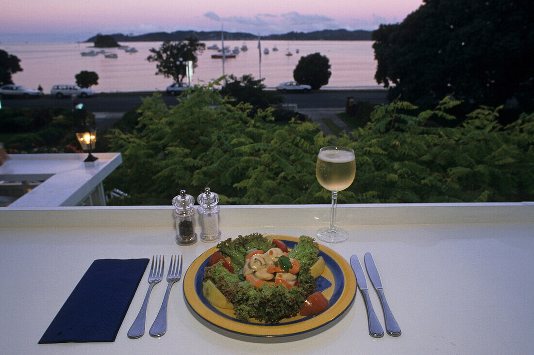 Food, Essen, seafood, sunset, Jakobsmuscheln, Teller, Wein, Aussicht, Scallops, salad on plate with view of sunset on the coast Paihia