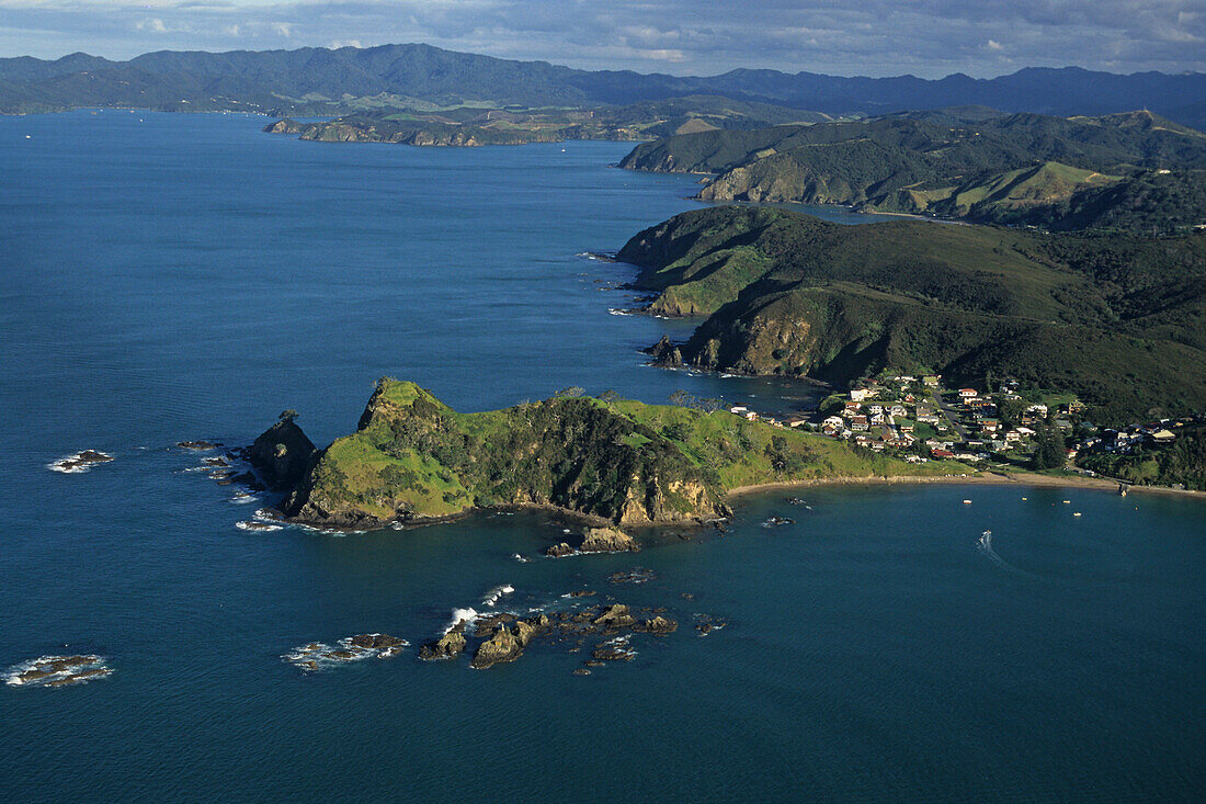 Luftaufnahme von grünen Inseln und Buchten, Bay of Islands, Nordinsel, Neuseeland, Ozeanien
