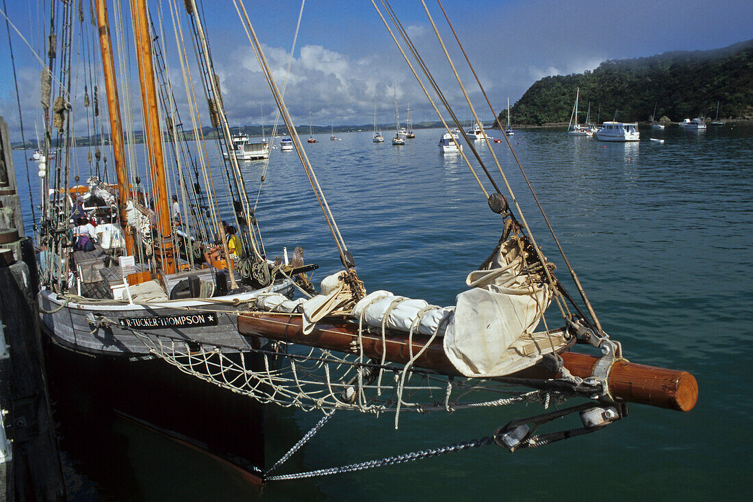 Das Segeboot Tucker Thompson in einer Bucht, Bay of Islands, Nordinsel, Neuseeland, Ozeanien