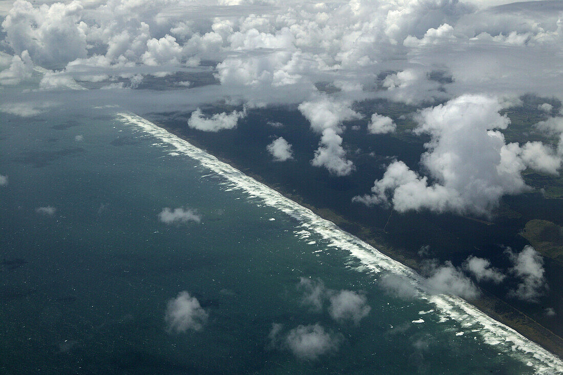 Ninety Mile Beach from plane, aerial of coast on arriving in NZ, above the clouds, Ankunft in Neuseeland, Luftaufnahme, aerial