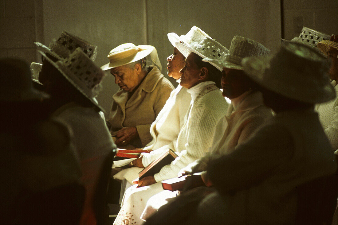 Polynesian women in white, church service, Sonntagsandacht, Polynesier, Innenaufnahme, Auckland, North Island, New Zealand