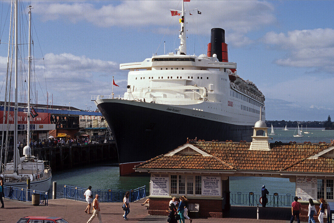 Kreuzfahrtschiff Queeen Elizabeth 2, QEII, Ocean-liner, Kreuzfahrtschiff im Hafen, Auckland, Nordinsel, Neuseeland