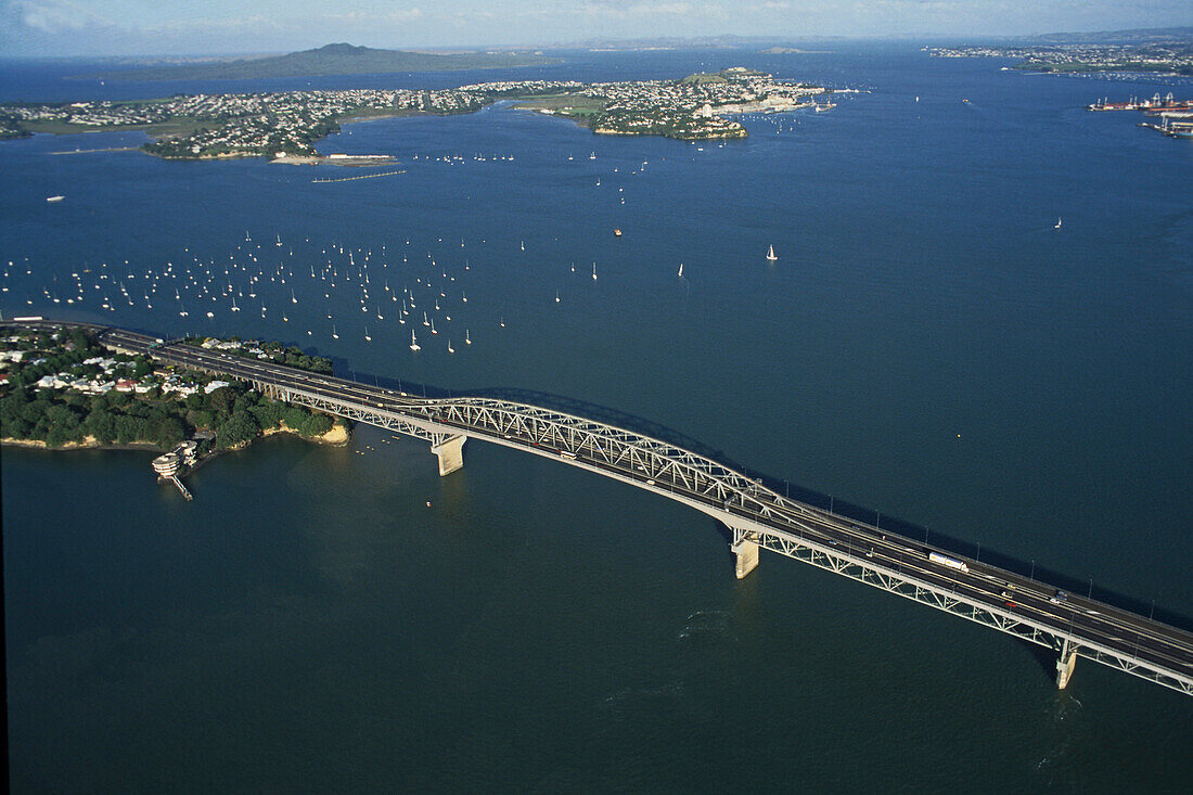 Auckland's harbour bridge, aerial, Luftaufnahme, Hafenbruecke, Auckland, North Island