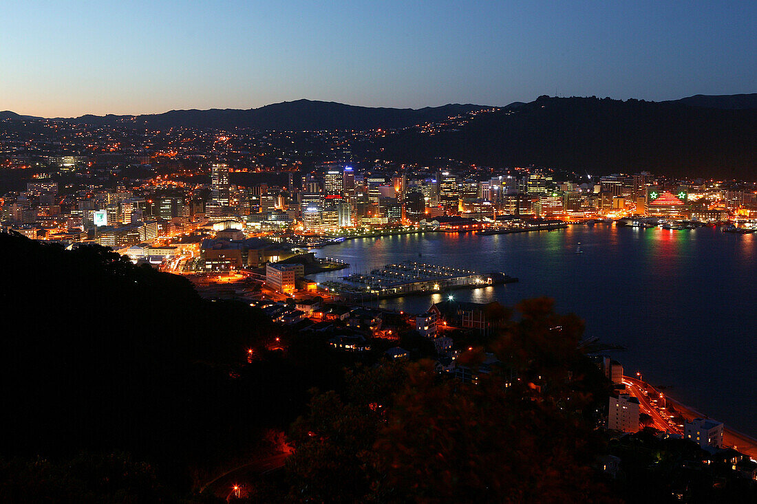 Hafen und Stadt am Abend, Mount Victoria,  Hauptstadt, Wellington, Nordinsel, Neuseeland