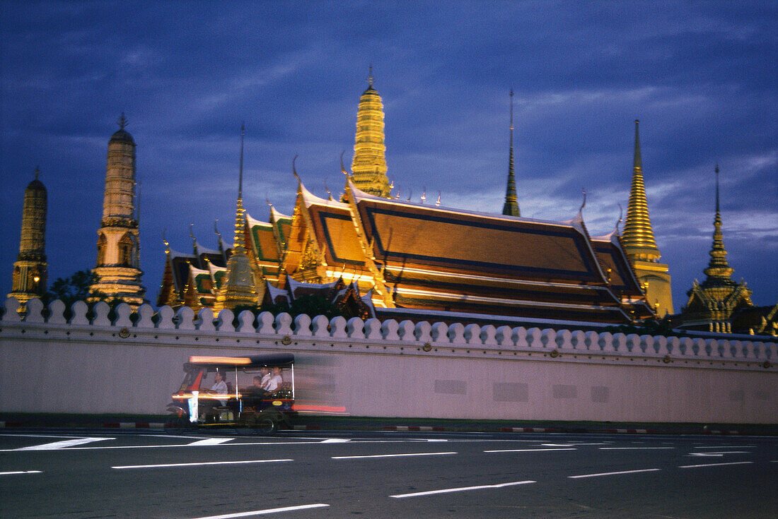 Wat Phra Kaeo bei Abenddämmerung, Verkehrsmittel auf der Na Phra Lan Bangkok, Thailand