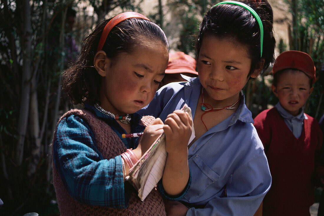 Schulkinder bei Traktok, Ladakh Indien