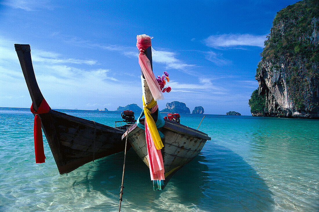 Boats in front of limestone cliffs in the sunlight, Phra Nang Beach, Laem Phra Nang, Railay, Krabi, Thailand