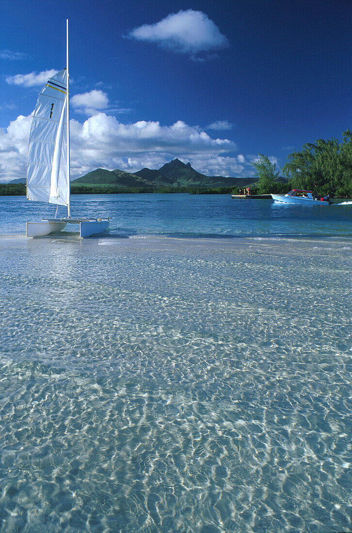 Strandkatamaran in Lagune, Ile aux Cerf, Mauritius, Indischer Ozean, Afrika